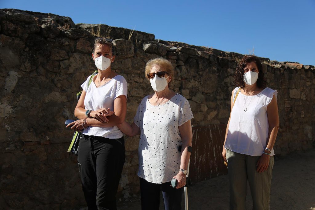 Rosa María Insúa, hija del miliciano, rodeada de dos de sus hijas